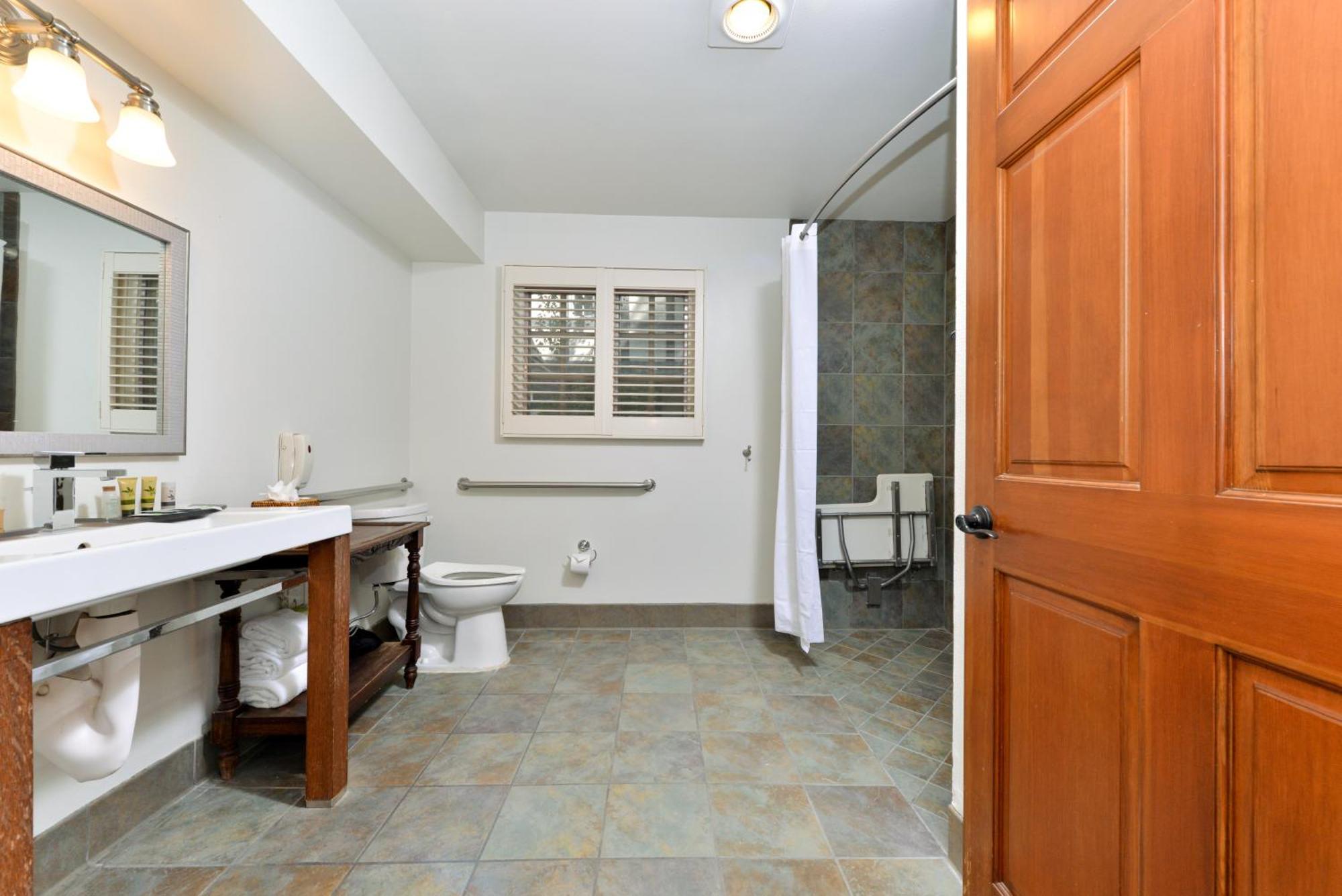 Cottage 3 ADA with Fireplace and Private Jacuzzi